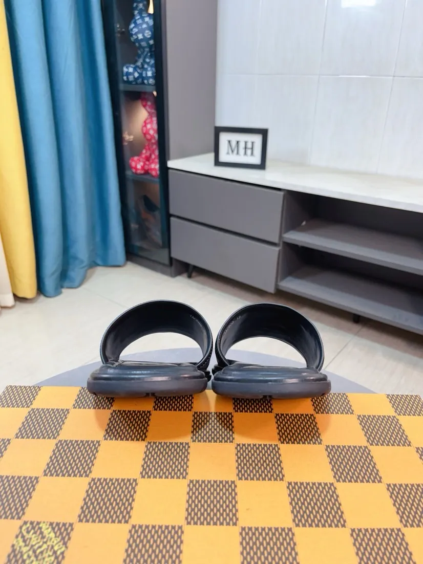 Men's shoes 💰340🌹🌹 (lv-Louis Vuitton) New men's slippers, high-end boutique, exquisite embossed logo decoration on the upper, fine workmanship, super soft soles, casual, loose and comfortable, a must-have in summer! \nsize：38-44